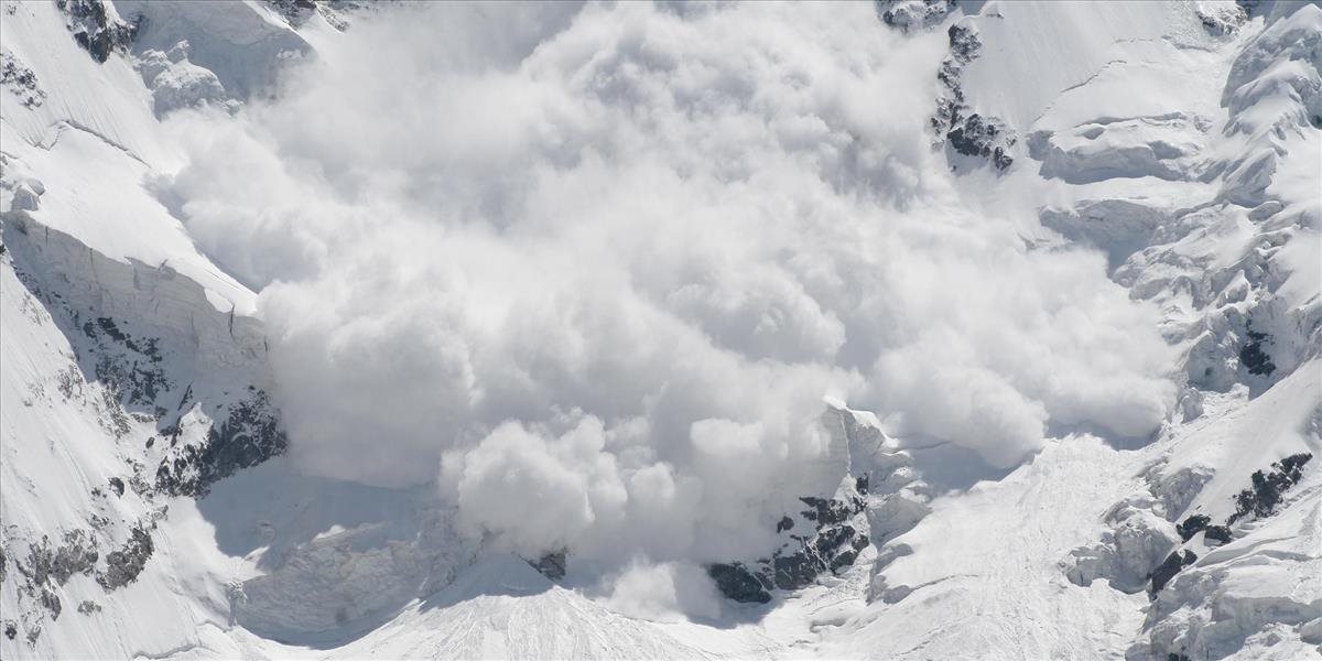 Riziko pádu lavín pri silnom vetre a snežení stúpa