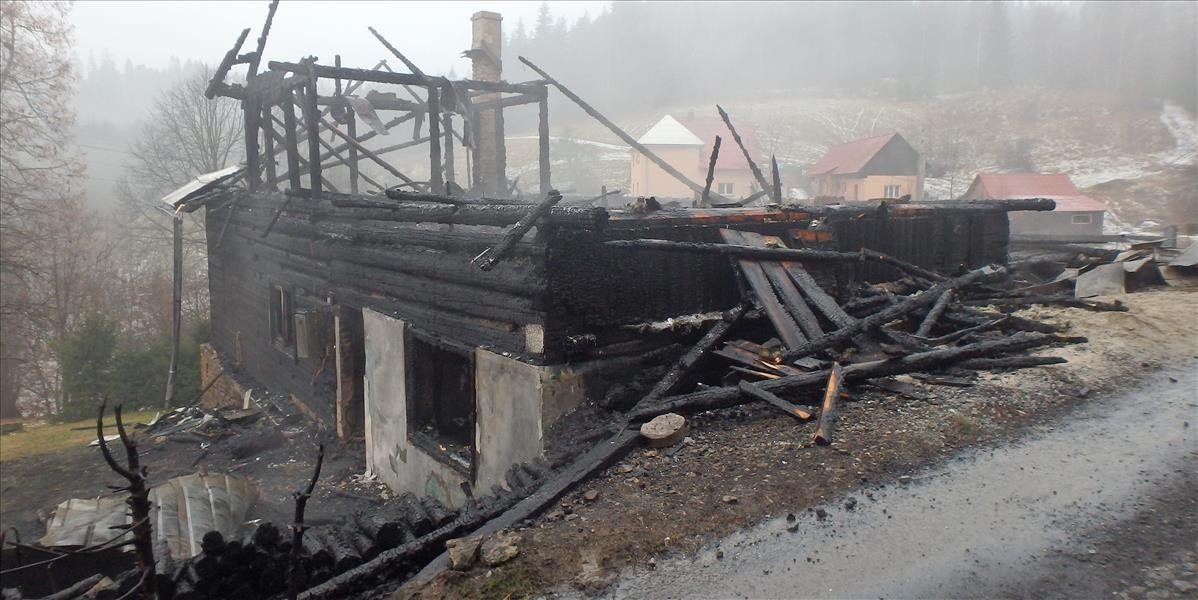 FOTO V Klokočove horela rekreačná chata, hasiči s ohňom bojovali vyše 4 hodiny