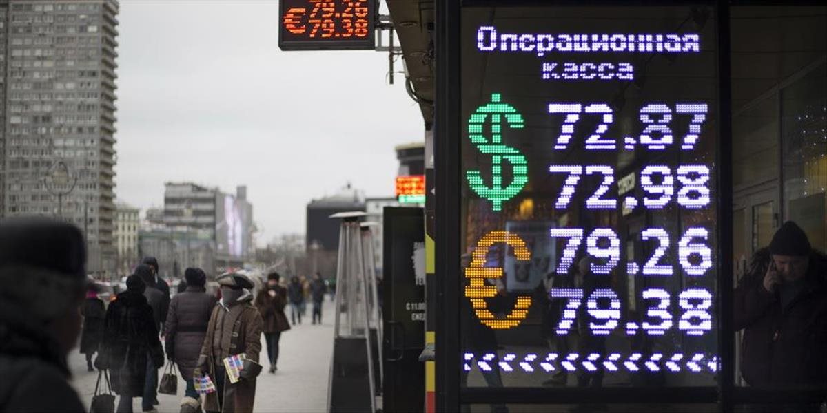 Rubeľ po sviatkoch oslabil takmer o 2 % na 76,1 RUB/USD