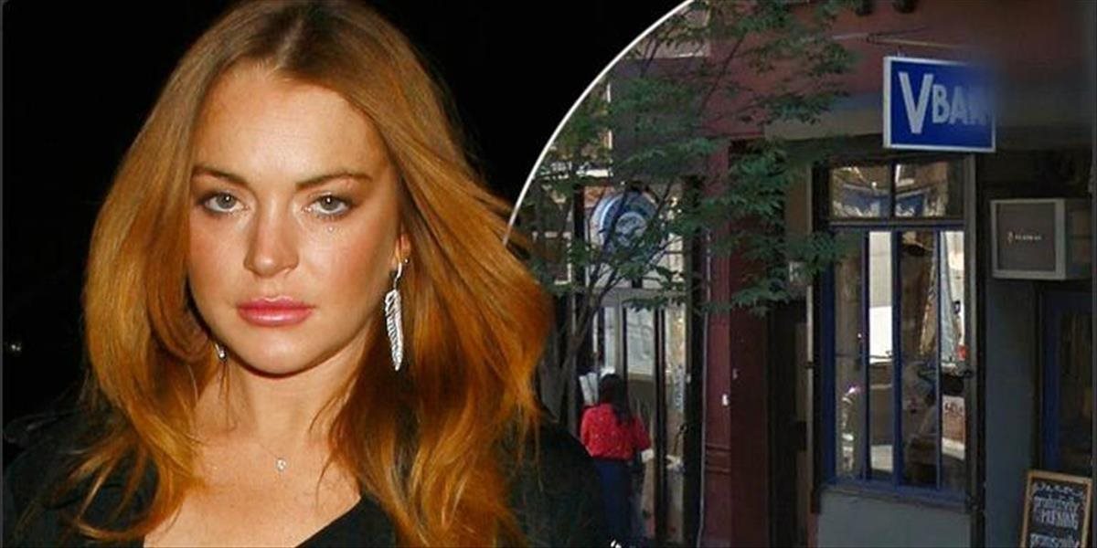 Lindsay Lohan napľula návštevníkovi baru do tváre