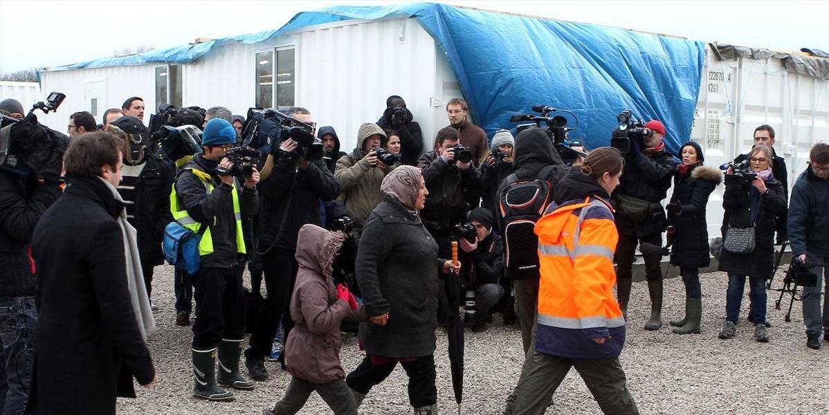 Migrantom pri francúzskom Calais odovzdali vyhrievané obytné kontajnery
