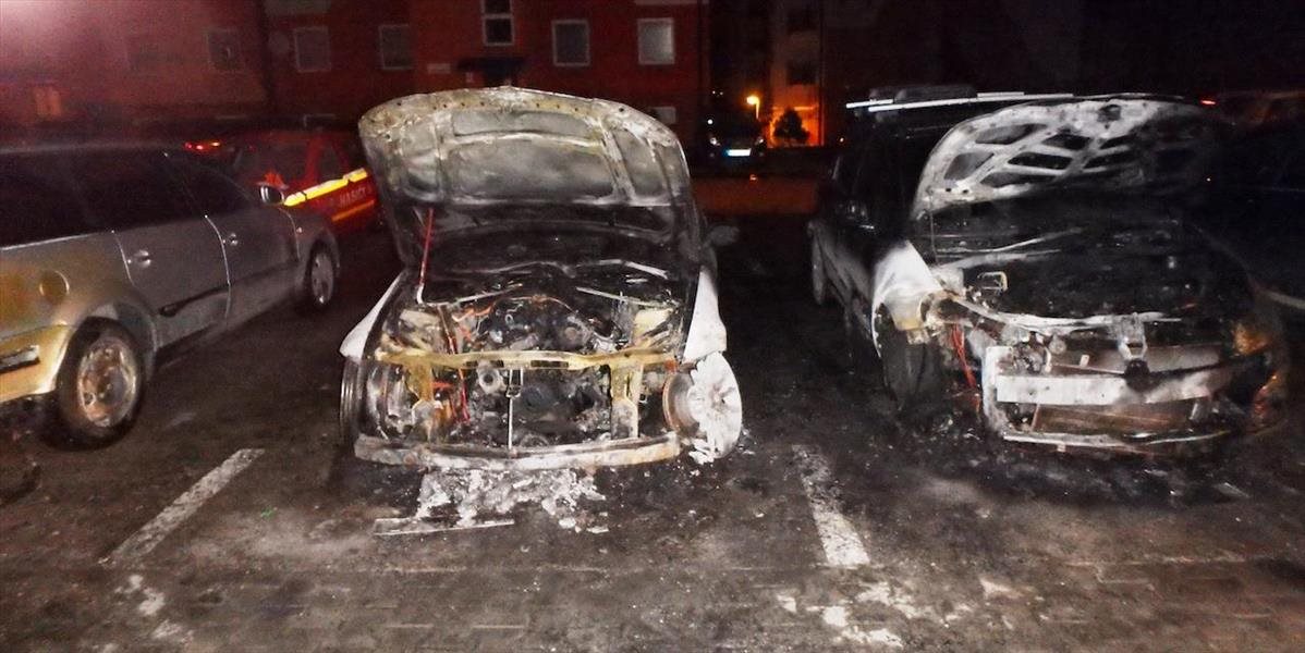 Požiar na sídlisku Hájik v Žiline poškodil tri autá
