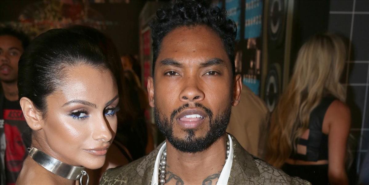 Spevák Miguel sa zasnúbil s modelkou Nazanin Mandi