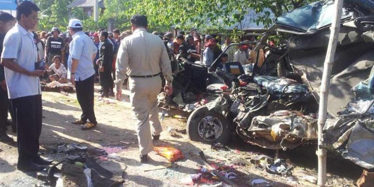 VIDEO Pri zrážke kamiónov v Kambodži zahynulo päť robotníkov, desiatky ďalších sa zranilo