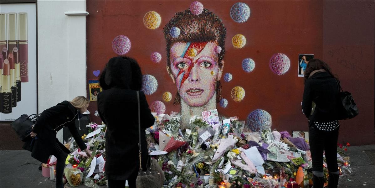 Fanúšikovia a fanúšičky sa lúčili s Davidom Bowiem