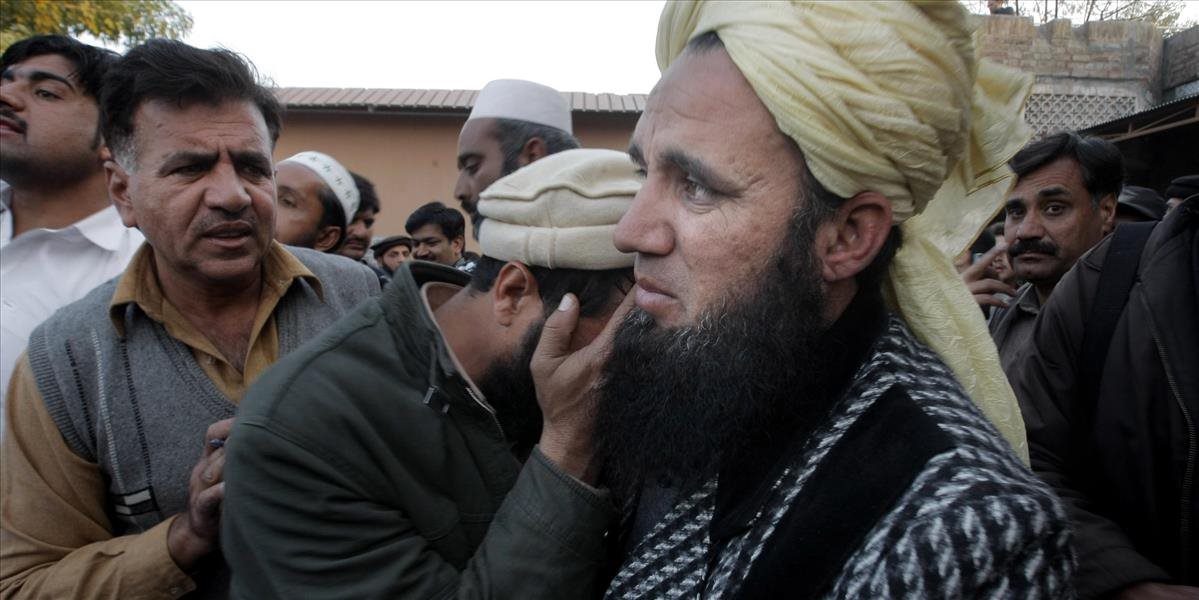 Samovražedný útočník zabil v Pakistane pred očkovacím strediskom 14 ľudí