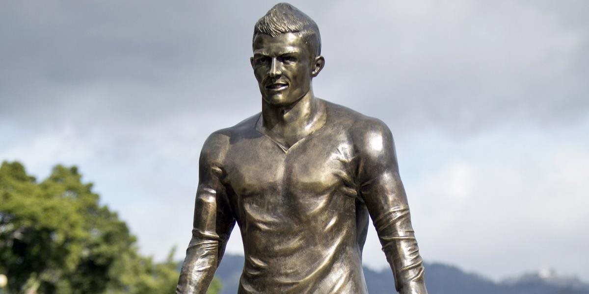 FOTO Vandali poškodili Ronaldovu sochu, napísali na ňu meno jeho rivala Messiho