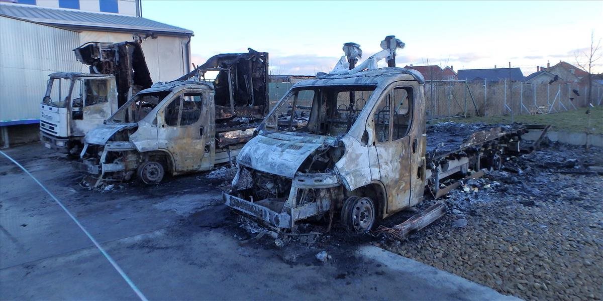 FOTO V Galante v noci horeli tri dodávky, oheň napáchal škodu za desaťtisíce eur