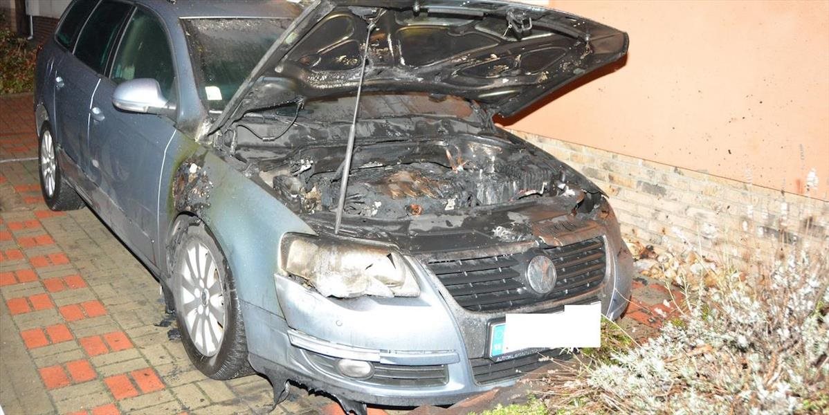 V Malackách horelo osobné auto