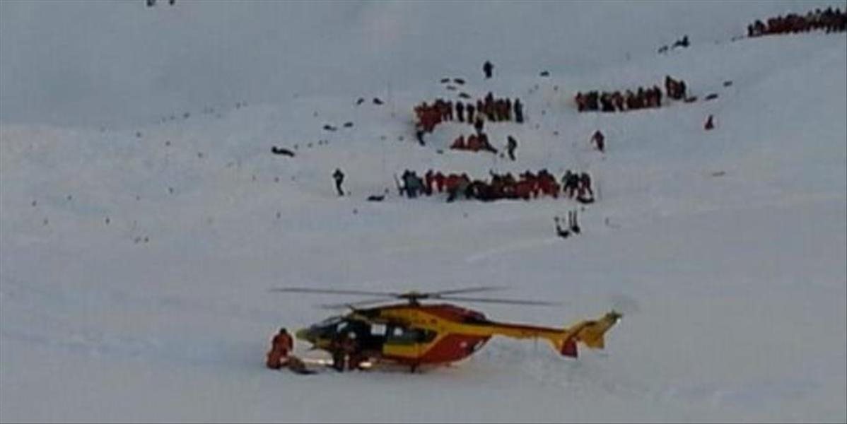 Po zásahu žiakov lavínou vo francúzskych Alpách vyšetrujú učiteľa pre neúmyselné zabitie