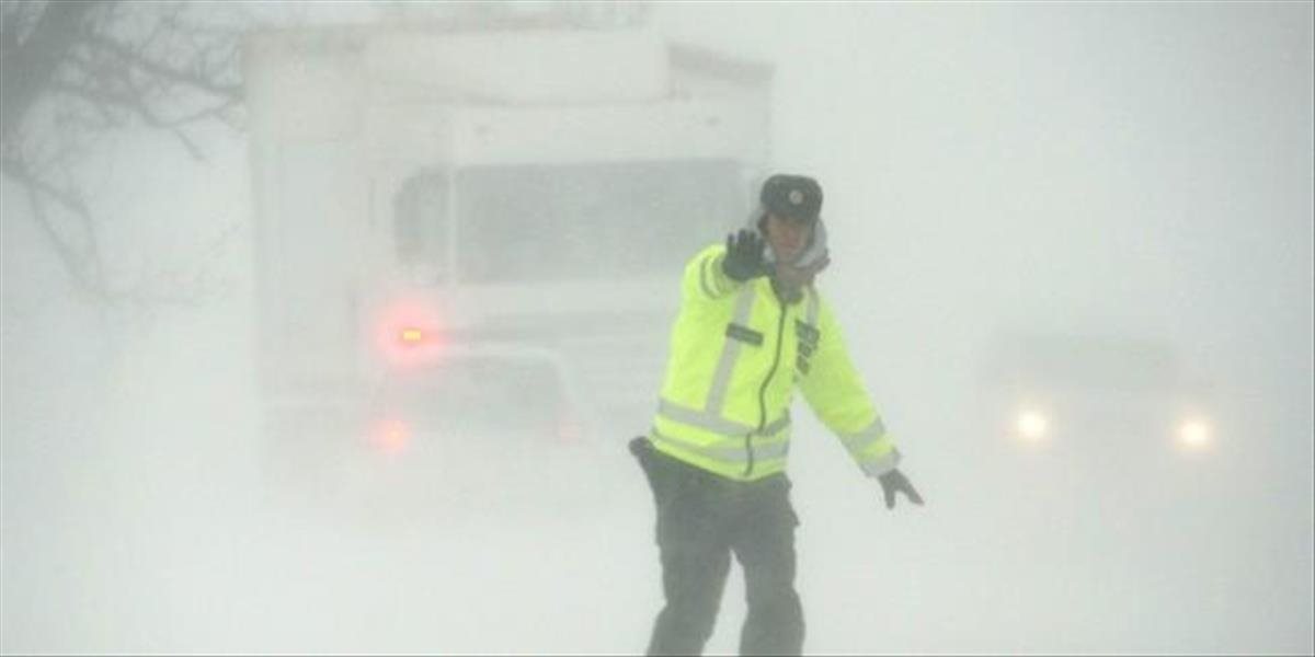Intenzívne sneženie v Maďarsku komplikuje dopravu, dva kamióny sa zrazili s mikrobusom