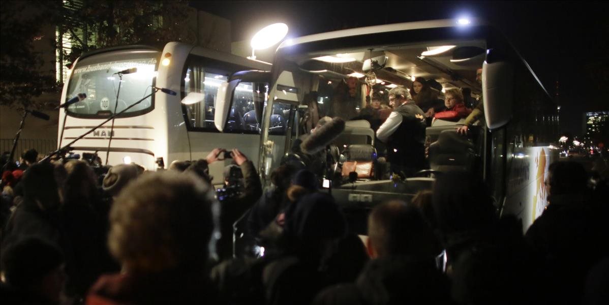 VIDEO Darček pre Merkelovú: Bavorský politik jej poslal autobus s utečencami