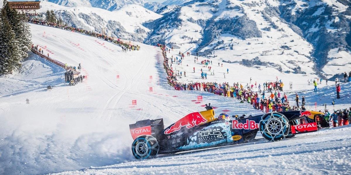FOTO a VIDEO F1: Red Bull obul monopost do reťazí a zajazdil si v rakúskych Alpách