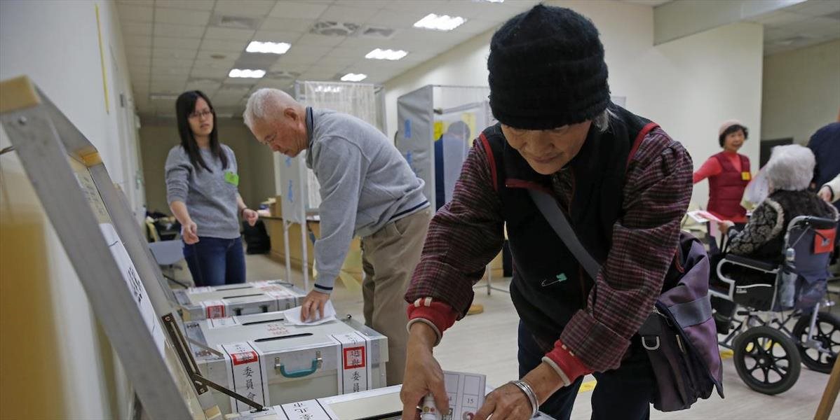 Taiwanskí voliči by dnes mohli do úradu hlavy štátu prvýkrát zvoliť ženu