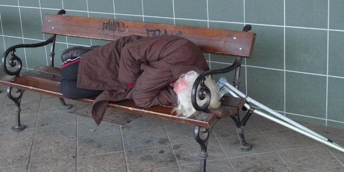 Bezdomovec neprežil mrazivú noc na lavičke