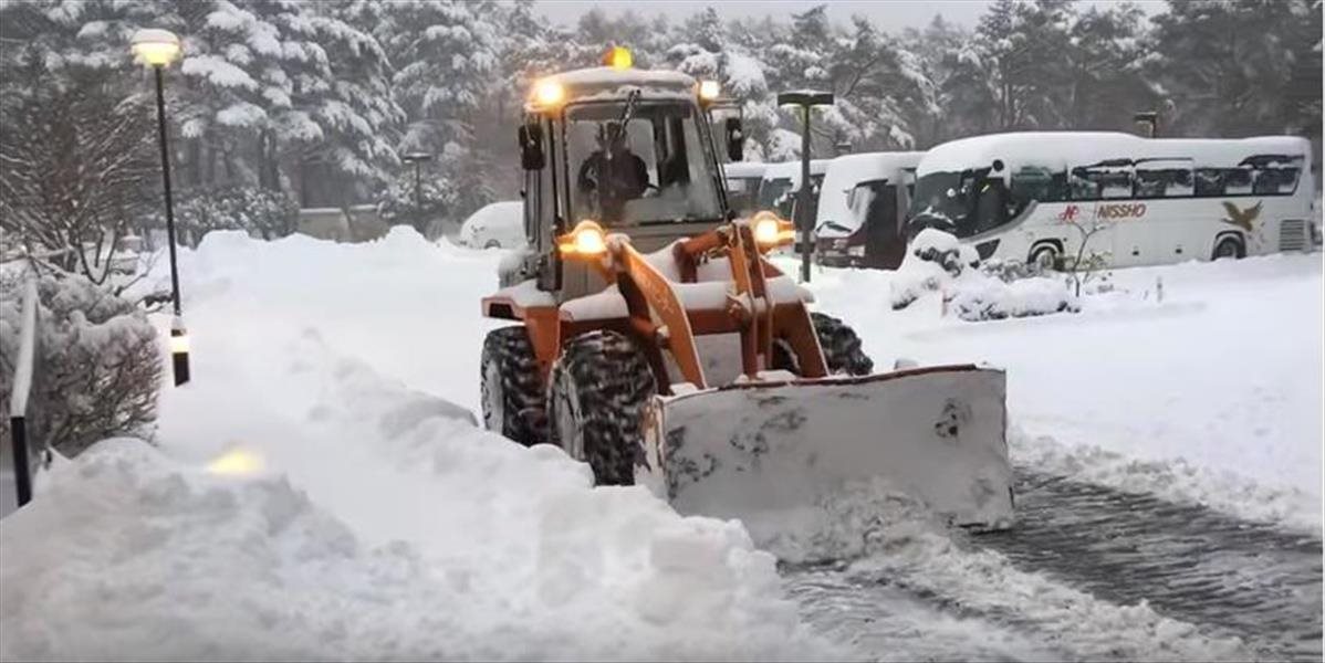 VIDEO Japonsko zasiahlo husté sneženie, desiatky ľudí utrpeli zranenia a doprava je narušená