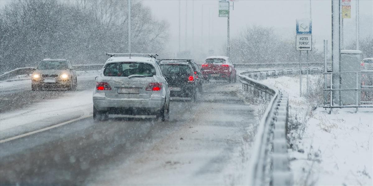 Vodiči pozor! Na cestách východného Slovenska sa tvoria snehové jazyky a ľad