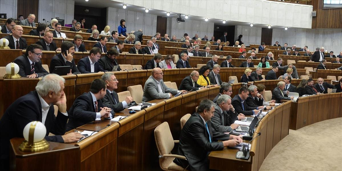 Prieskum: Do parlamentu by sa dostalo osem politických strán