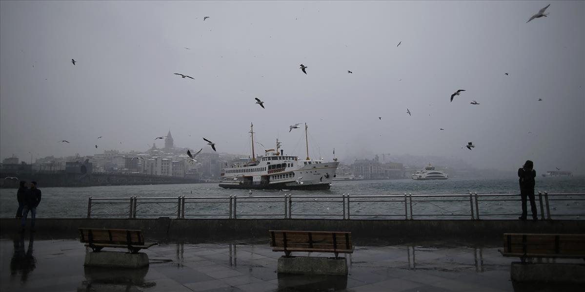 Silné sneženie narušilo leteckú aj lodnú dopravu v Istanbule