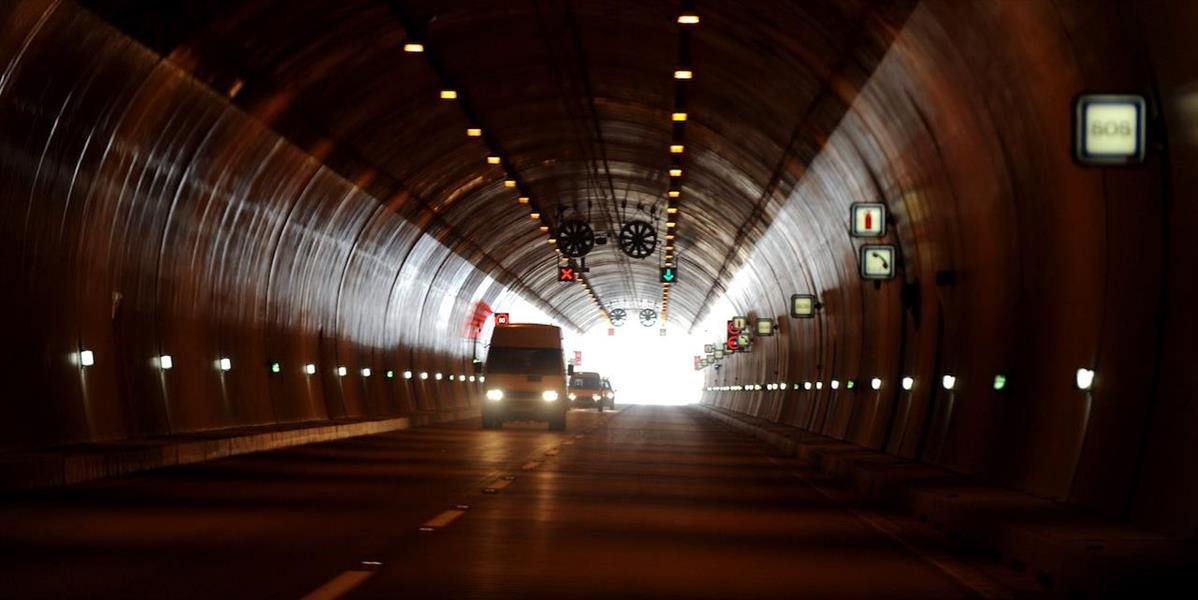 Tunel maďarskej diaľnice M6 v smere do Pécsu pre haváriu uzatvorili