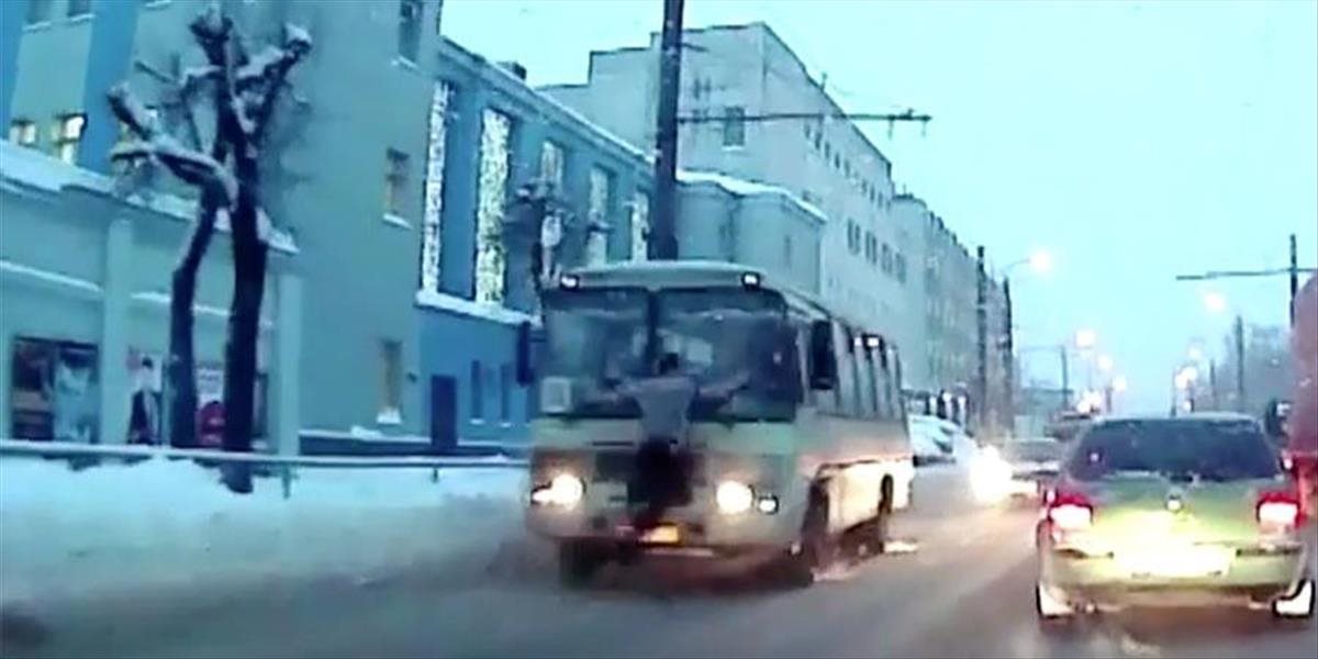 VIDEO Rus chcel spáchať samovraždu: Od autobusu sa iba odrazil a išiel naspäť do práce