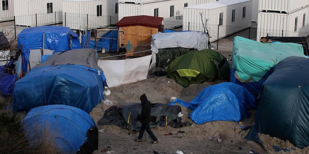Migranti v Calais sa presúvajú hlbšie do tábora, úrady ho zmenšujú