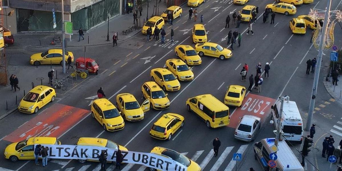 Taxikári v Budapešti budú demonštrovať proti Uber aj naďalej
