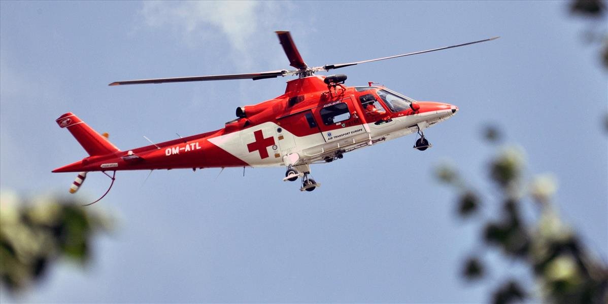 Muža privalilo v obci Vlkovce osobné auto, zasahoval vrtuľník