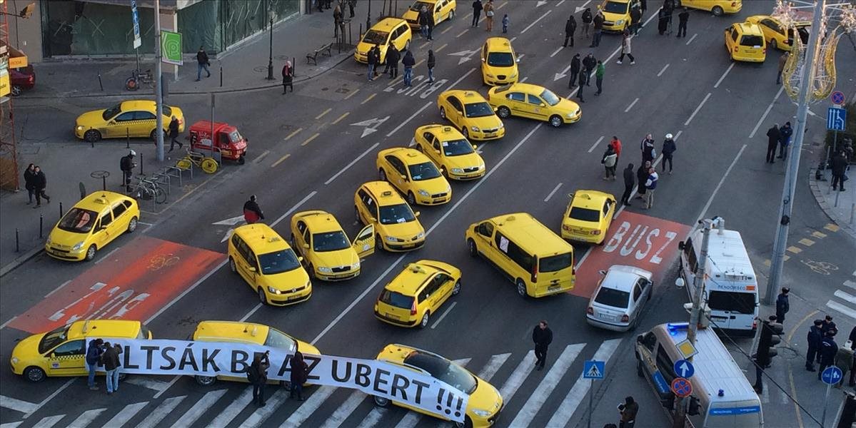 Taxikári protestujúci v Budapešti proti Uber hrozia celoštátnym štrajkom