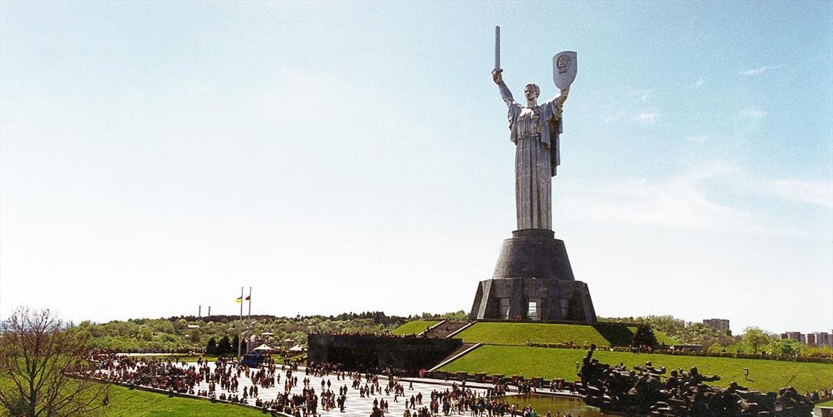 Ukrajinské úrady odstránia sovietsky znak z vojnového pamätníka Matka Vlasť