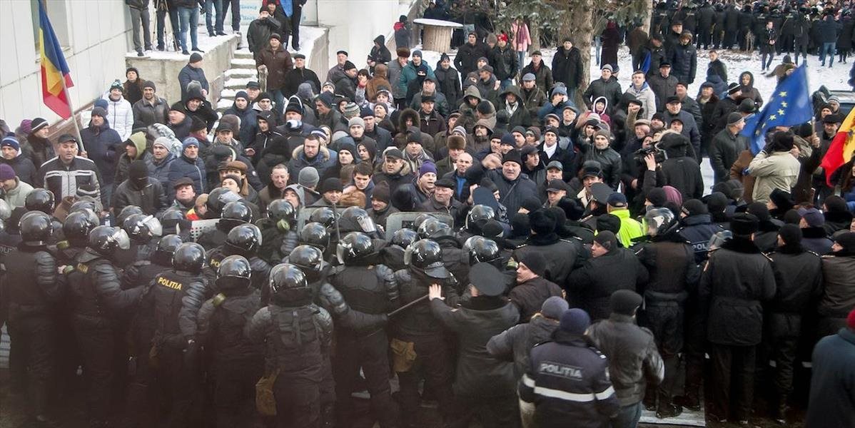 VIDEO Do parlamentu v Moldavsku vtrhli po oznámení novej vlády stovky demonštrantov