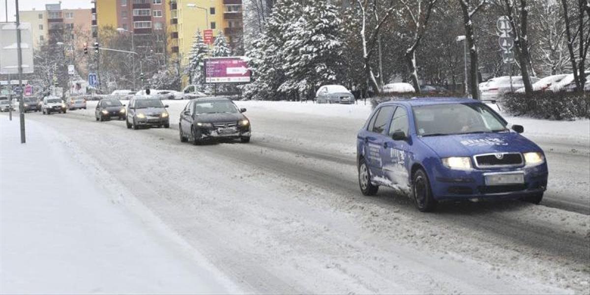 Cesty sú po nočnom snežení prejazdné, MHD premáva bez obmedzení