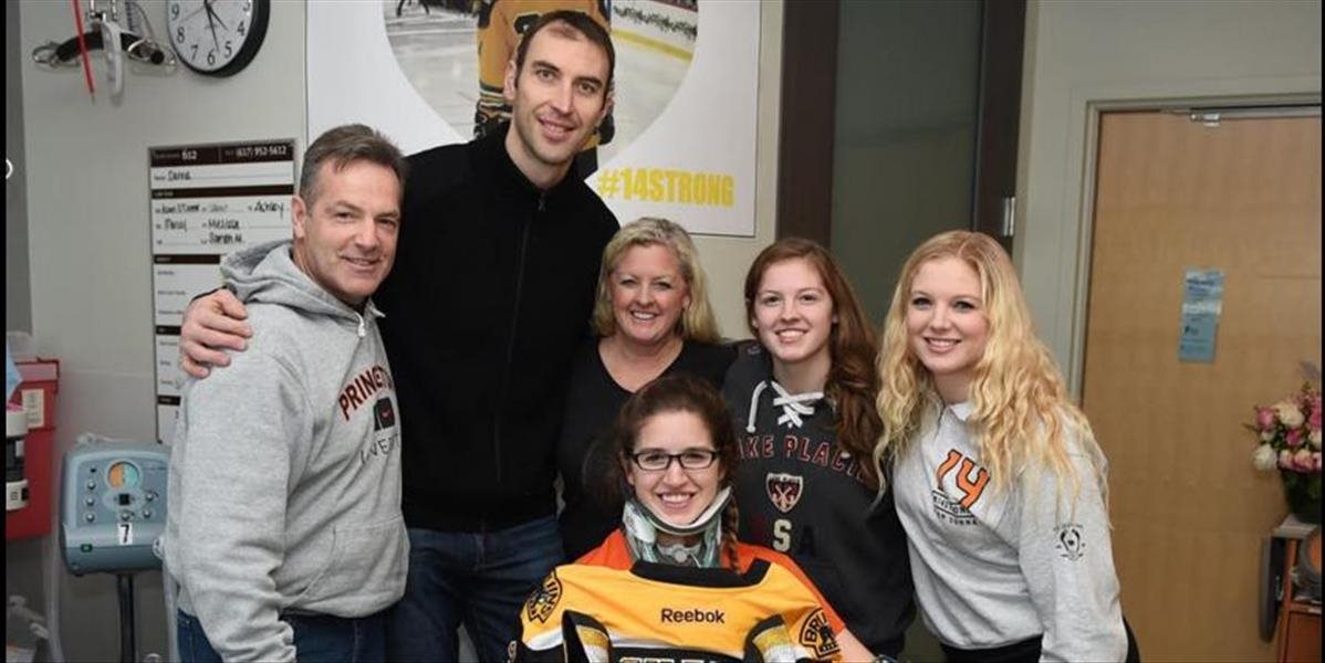 NHL: Chára opäť ukázal veľké srdce, v nemocnici navštívil zranenú hokejistku