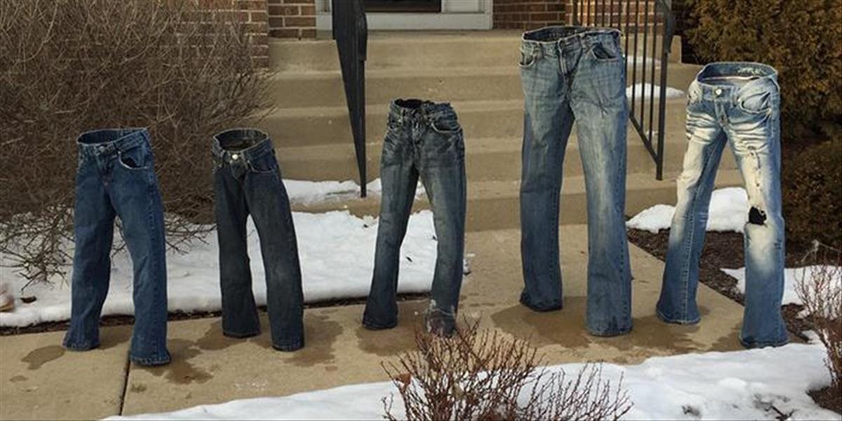 FOTO V Amerike sa tešia zo zimy: V Minnesote rozmiestňujú zamrznuté nohavice