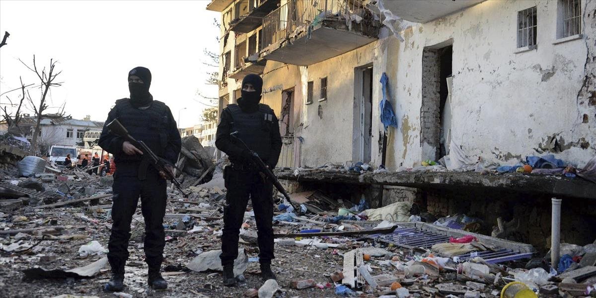 Do areálu základnej školy v Turecku hodili bombu, zranenia utrpelo päť detí