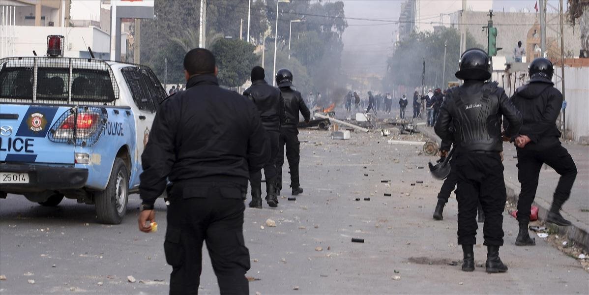 FOTO Nepokoje v Tunisku pokračujú, vyhlásili celoštátny zákaz nočného vychádzania