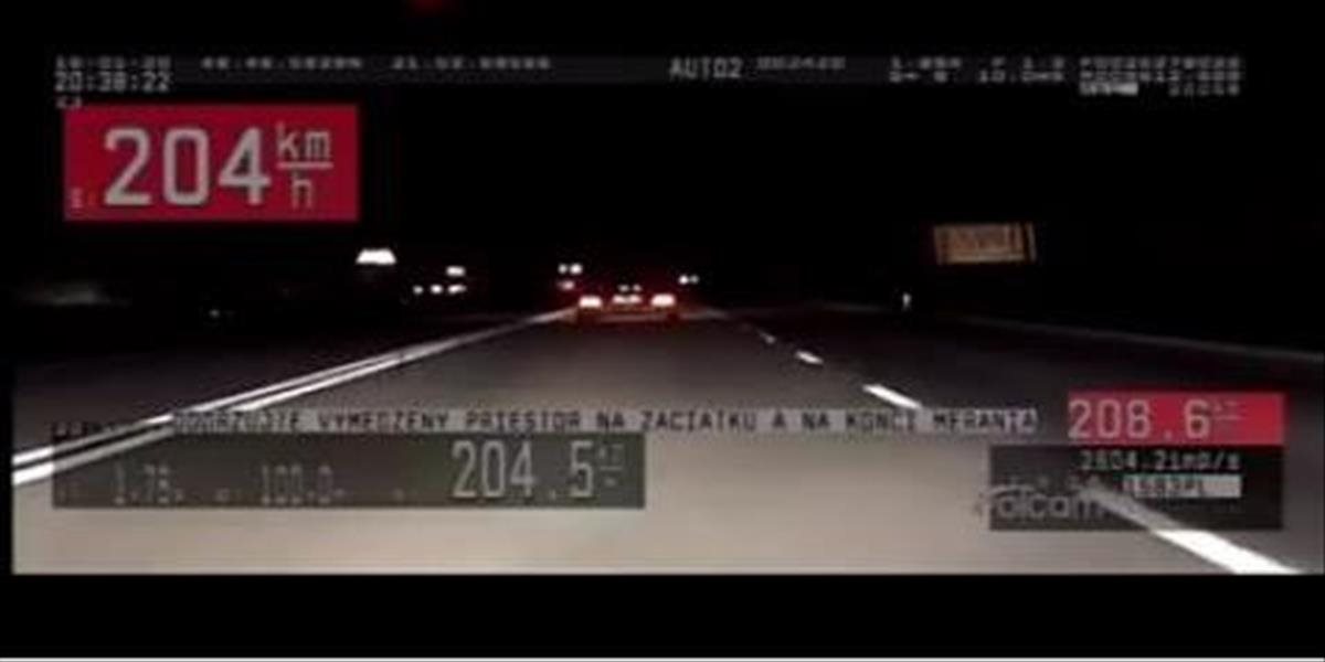 VIDEO Policajná naháňačka na východe: Cestný pirát uháňal s mercedesom 204 km/h, zaplatil pokutu 800 eur!