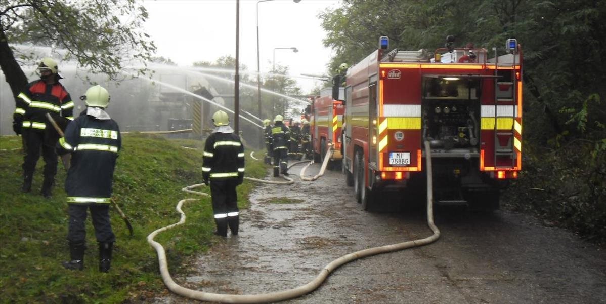 Za Šenkvicami horel vagón, zasahovalo šesť hasičov