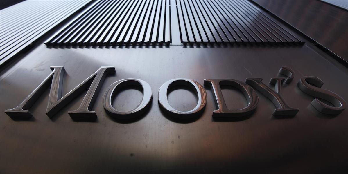 Moody's možno zníži rating 120 ropných a plynárenských spoločností