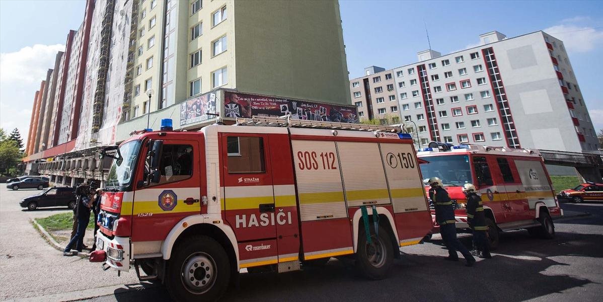 Hasiči zasahujú pri požiari bytu na Kafendovej ulici v Bratislave