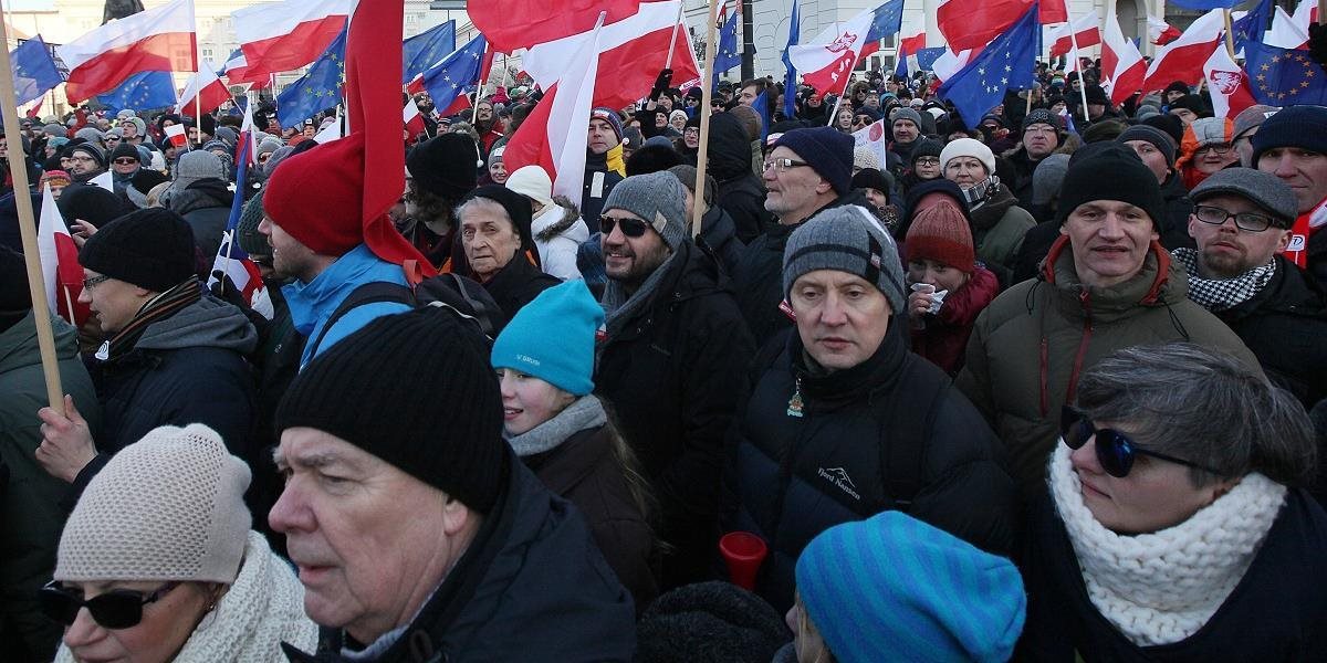 Desaťtisíce Poliakov protestujú proti novej vláde
