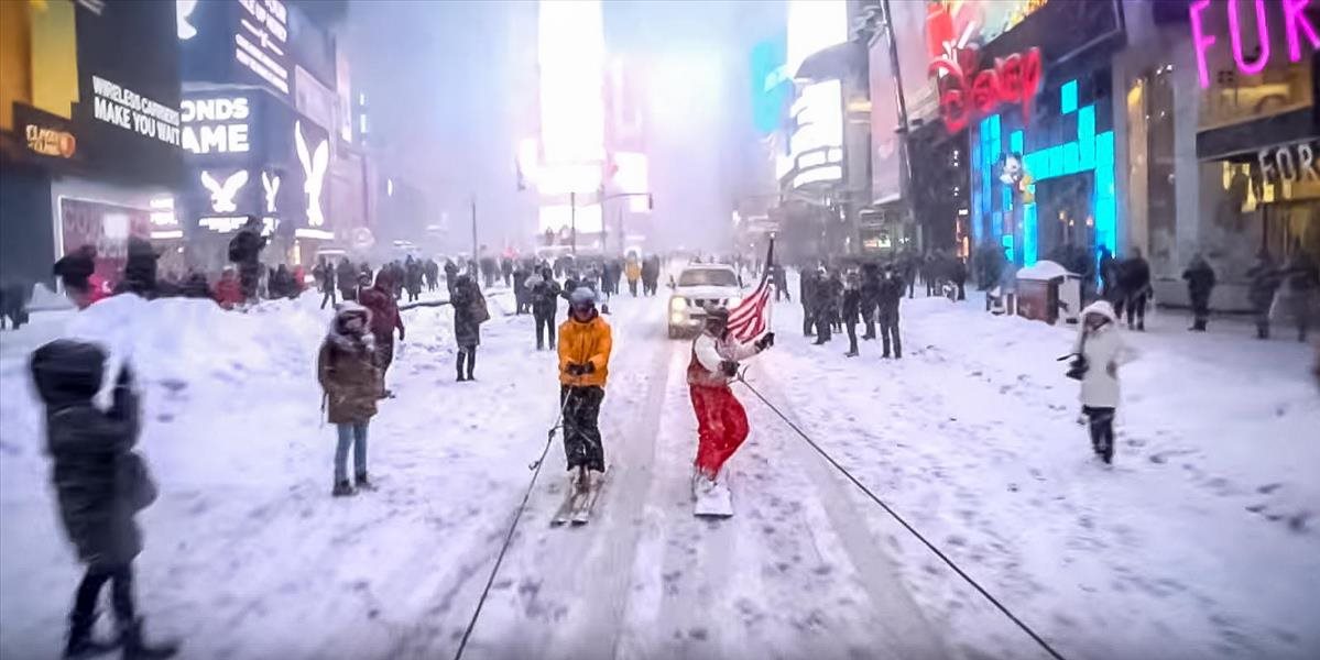 VIDEO Východ USA sužuje husté sneženie: Tento chlapík sa rozhodol snowboardovať v uliciach New Yorku
