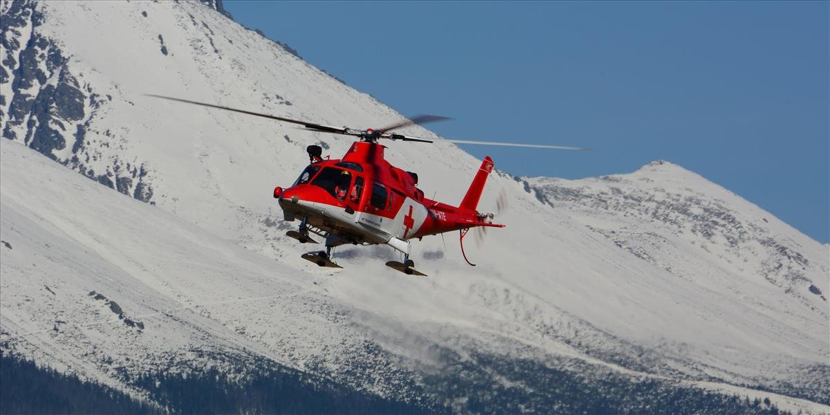 Muž sa dolámal na lyžiach, zachraňovali ho vrtuľníkom