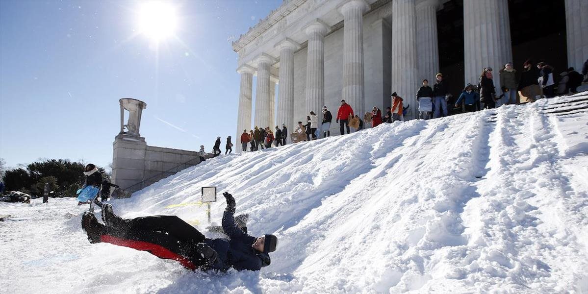 Mohutnú snehovú víchricu na východe USA vystriedalo slnečné počasie