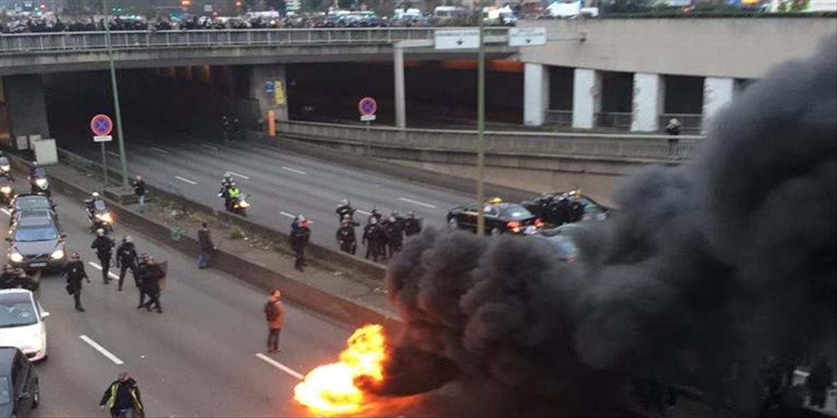 FOTO a VIDEO Vo Francúzsku demonštrujú taxikári, učitelia aj štátni zamestnanci