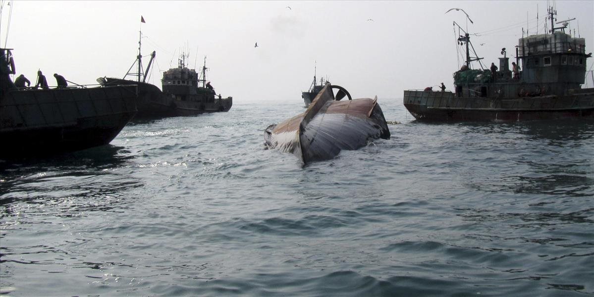 FOTO Pri brehu Južnej Kórei sa prevrátila rybárska loď, pátrajú po nezvestných mužoch