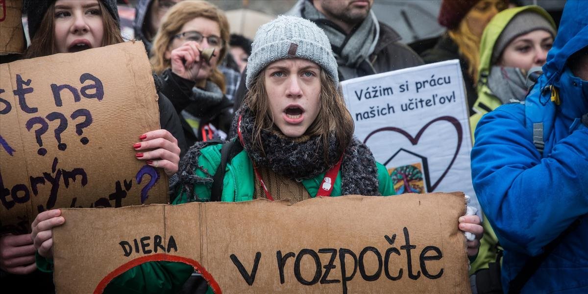 V Trnave sa k štrajku pridali aj učitelia z Gymnázia J. Hollého