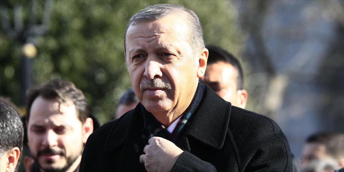 Turecká prokuratúra žiada doživotie pre novinárov denníka Cumhuriyet