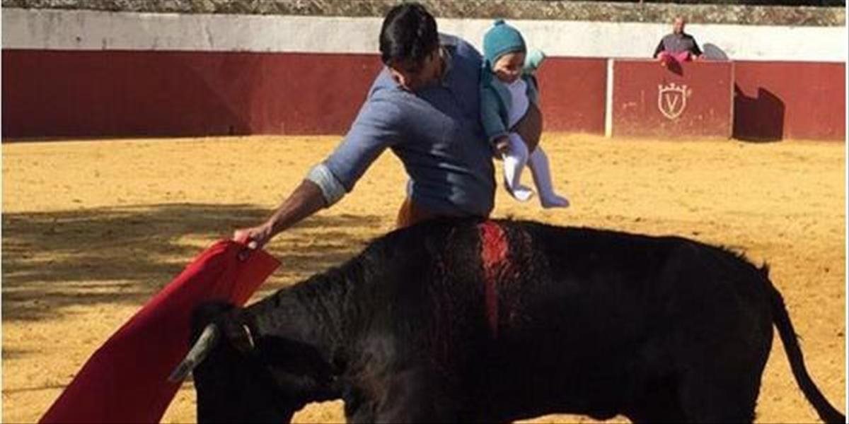 FOTO Tento otec pobúril celý svet, pri zápase s býkom mal na rukách 5-mesačnú dcéru
