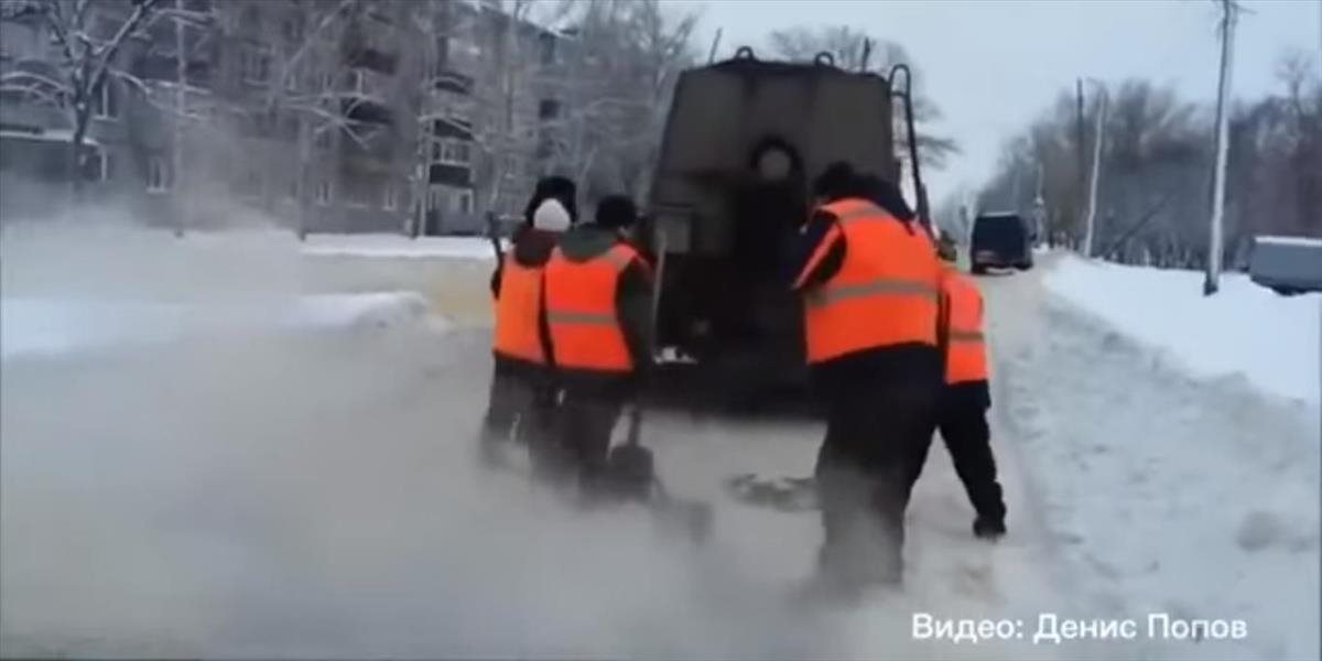 VIDEO Toto ste ešte nevideli: Cestári pokladajú asfalt na zasneženú cestu